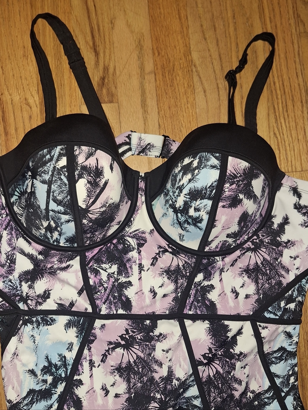 Torrid 4 D/DD Swimsuit Slim Fit One Piece Underwire Palm Plus Size - Picture 2 of 7